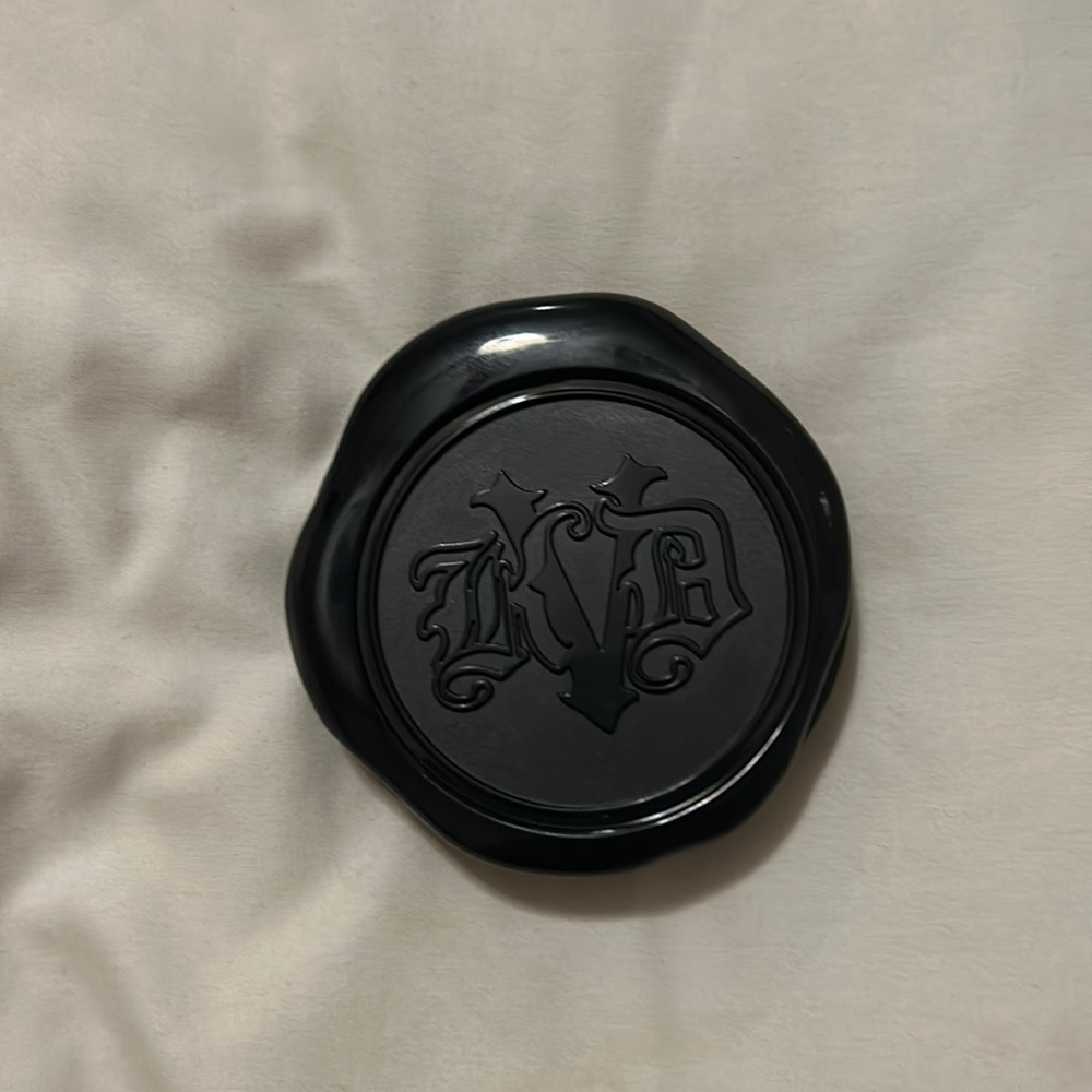 Kat Von D Finishing Powder Shade Light NEVER USED